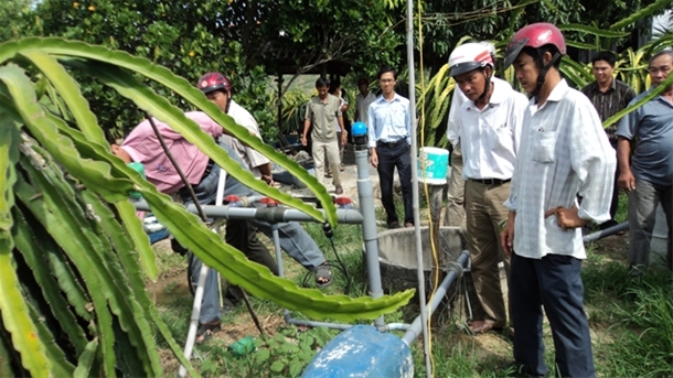 Mô hình Tưới phun kết hợp gốc và cành cho cây thanh long tại xã Hàm Minh (Hàm Thuận Nam)